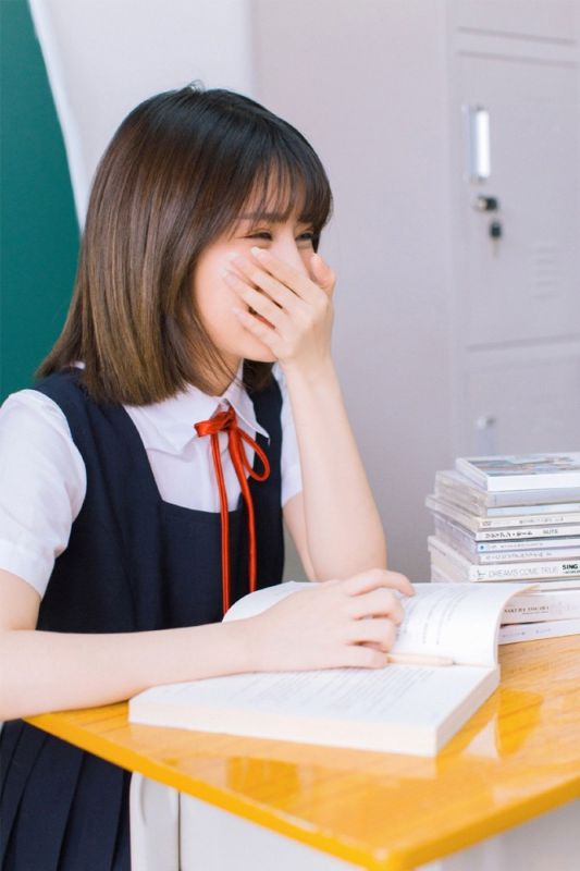国中学生妹教室蓝色制服甜美俏丽长腿诱惑写真