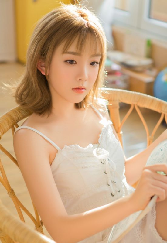 00后短发少女室内白裙美乳诱惑写真