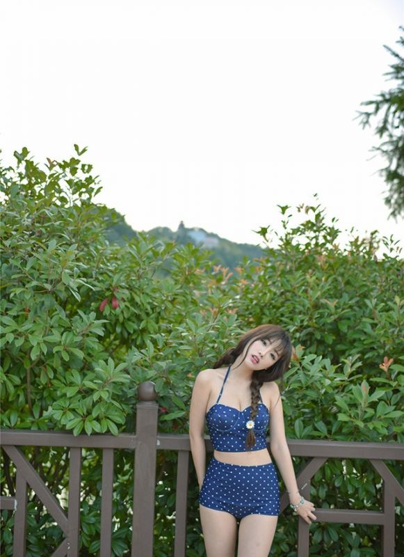 大胸爆乳美女蓝色比基尼性感旅拍图片