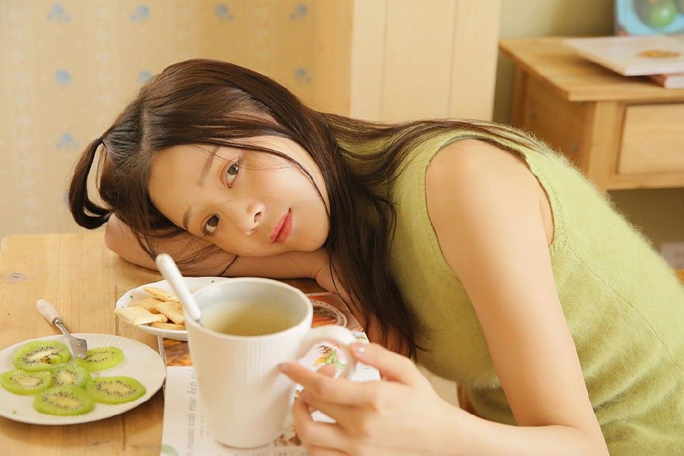 狡黠搞怪活力少女独自生活情趣诱惑性感美腿私房写真