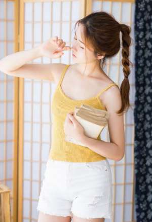 微乳美少女模特夏天房内吹风扇白色短裤秀美腿风流写真