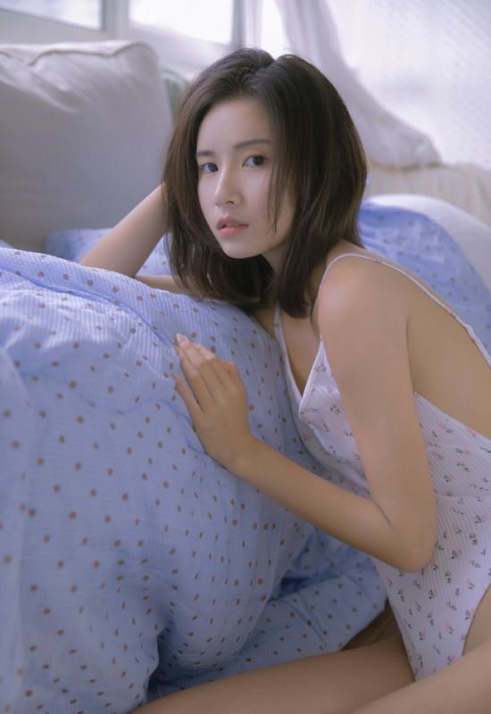 亚洲美女模特连体泳衣丰乳翘臀大胆人体艺术写真