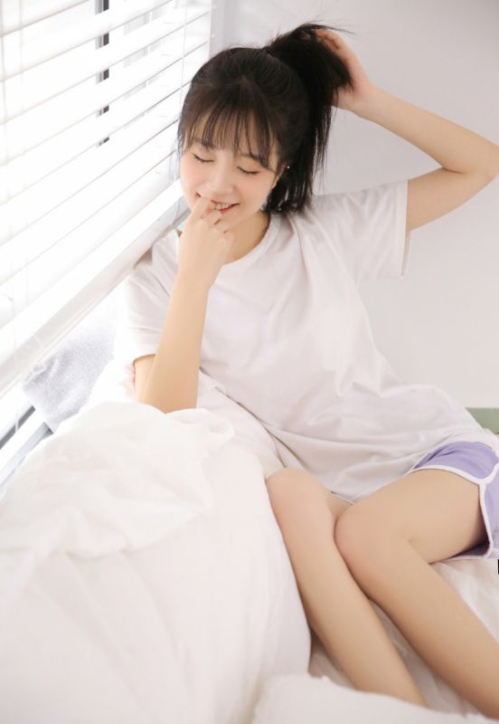 日系美女房客赖床笫之欢白嫩清纯氧气长腿写真