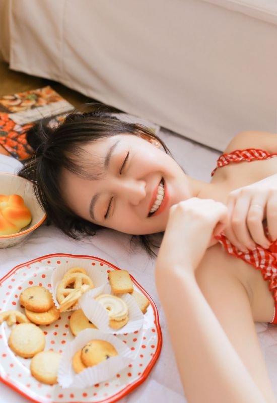 天然萌少女室内比基尼惹火深沟萝莉写真