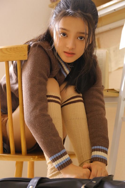 清纯美女幸福笑容大胆性感居家吊带养眼生活写真