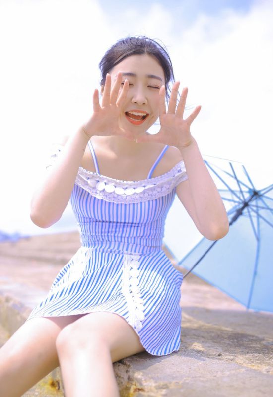 大眼风骚少女日式连体泳装湿身福利诱惑写真