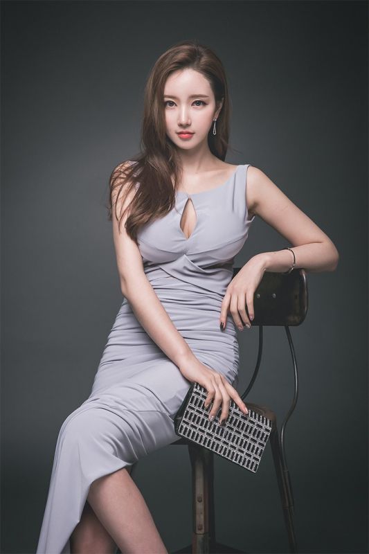 性感乳神美女丰乳美臀婀娜多姿大胆摄影艺术写真