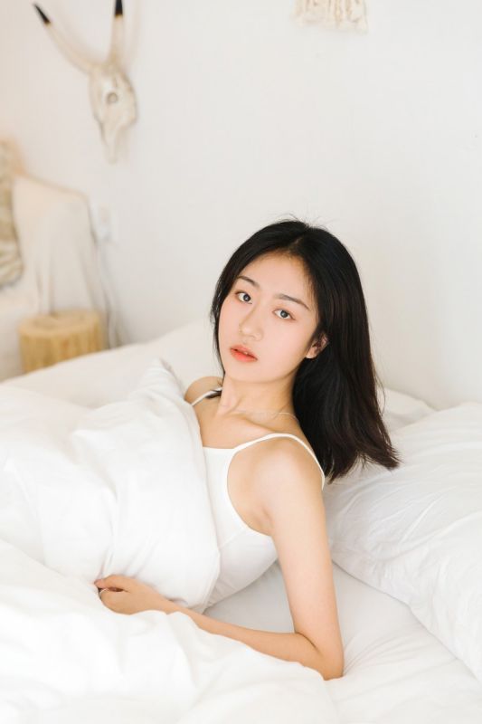 00后微乳少女蕾丝吊带内衣性感丰臀诱惑写真
