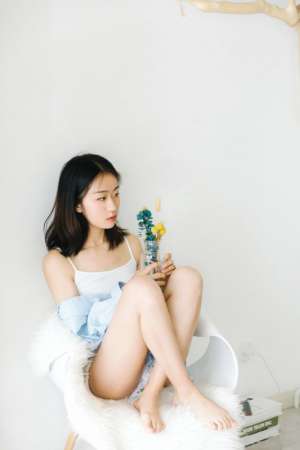 00后微乳少女蕾丝吊带内衣性感丰臀诱惑写真