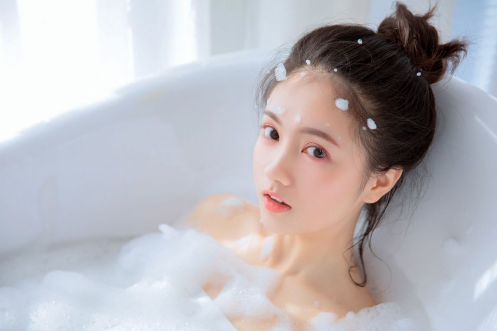 性感裸女妹妹浴缸泡泡浴大胆湿身诱惑福利摄影写真