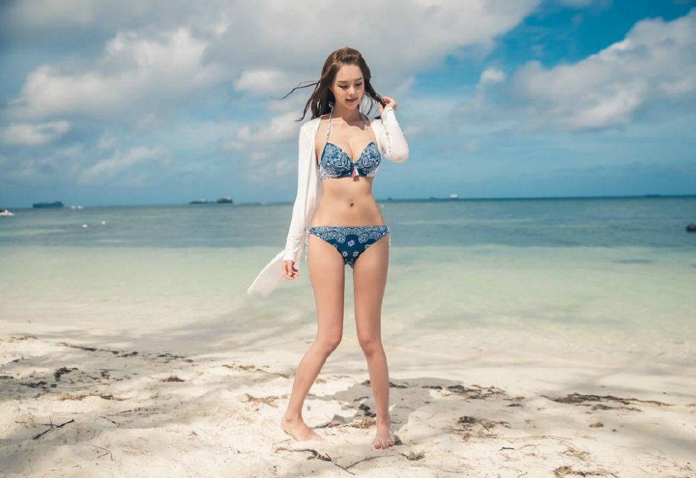 海边少女波涛胸涌巨乳翘臀内衣写真