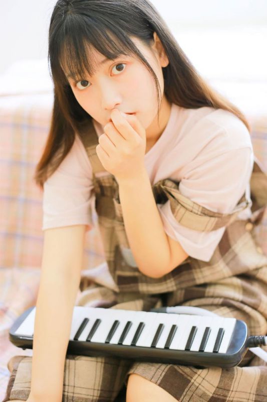 电子钢琴小能手少女活泼青涩大眼灵动清纯生活写真