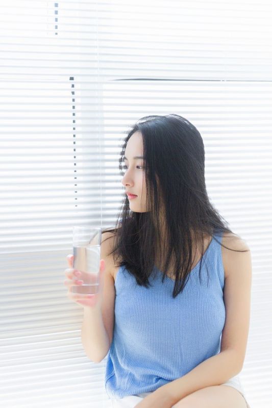淡妆白皙清纯美女闺房大胆蓝色吊带酥胸性感高清写真