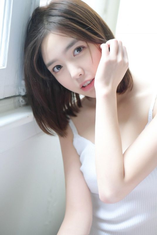 美乳美女床上性感酥胸吊带私房诱惑写真