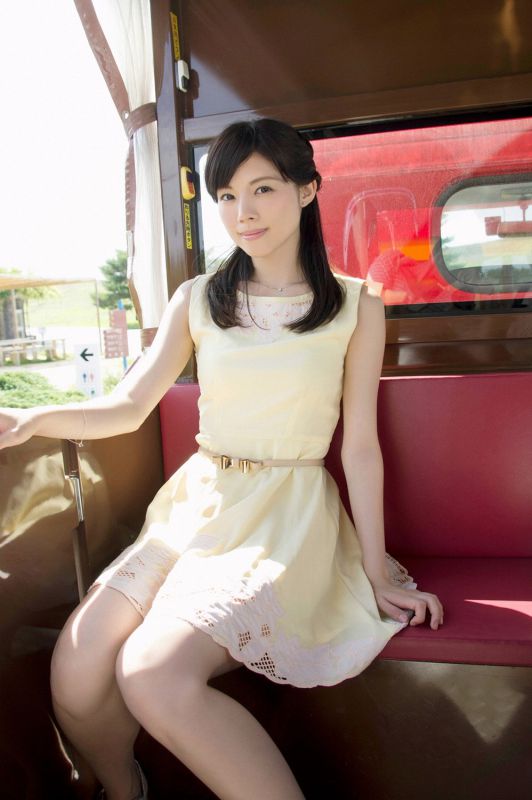 日本90后美女松川佑依子清新外拍