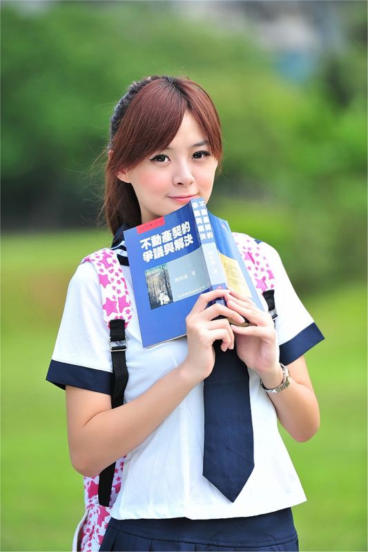 台湾可爱学生妹清新迷人外拍