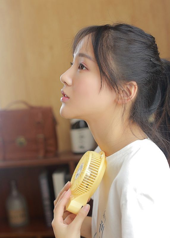 元气美女私房热裤白皙长腿日系氧气写真