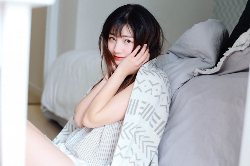 性感大眼美女清晨赖床睡衣露大白腿姿势迷人生活写真