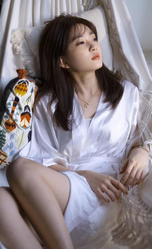浴袍美女御姐火辣性感成熟酥胸深沟诱惑写真