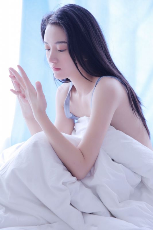 绝色尤物美女床上裸体诱惑大胆人体艺术写真
