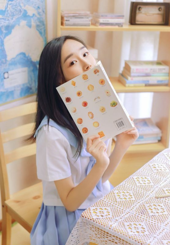 日本清纯学生妹白丝美腿居家性感制服诱惑写真
