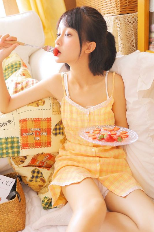 幼嫩小处女妹妹居家黄色连衣裙清纯可人写真