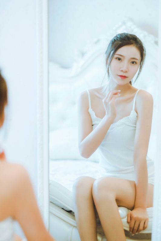 单马尾少女白嫩美腿乳沟摄人心魄写真