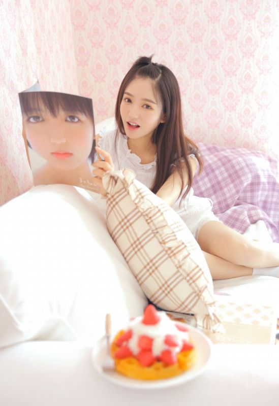 00后小辫子少女居家蛋糕奶油舔嘴可爱诱惑写真