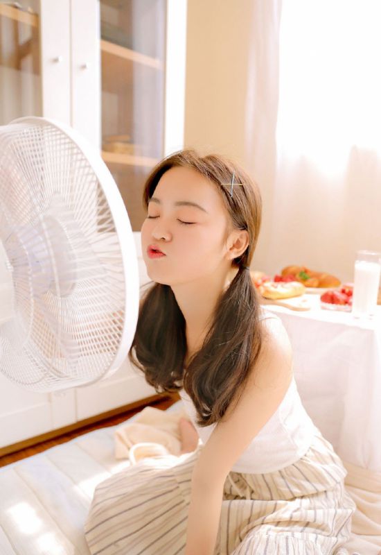 长腿美女古灵精怪床上自由运动性感诱惑照