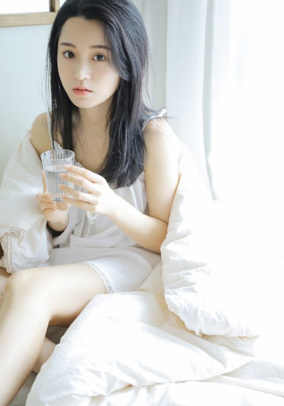清纯氧气美女白嫩幼妻私房吊带睡裙惹火图片