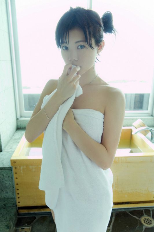 日本90后美女松川佑依子清新外拍