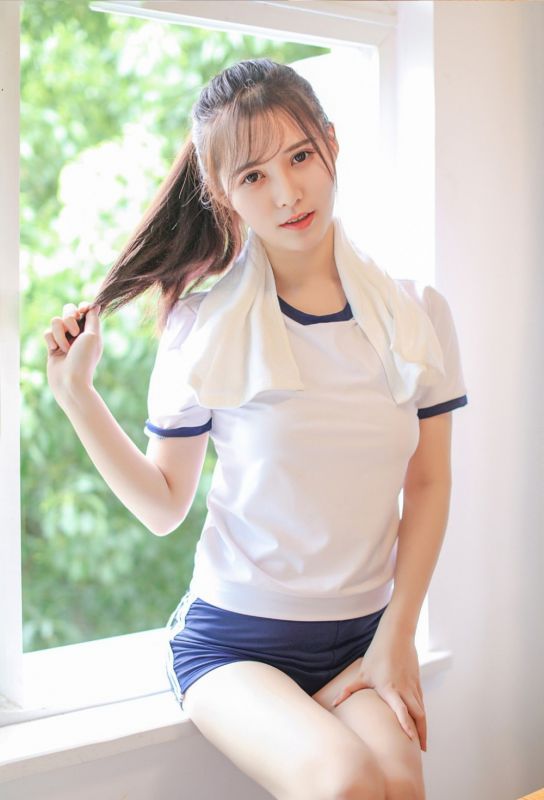 校花美女班长教室内日式体操服惹火写真