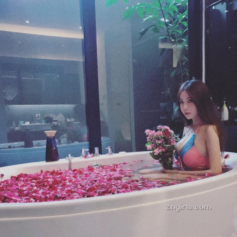 色偷偷撸香港美女巨胸年轻的妈妈性感私房照诱惑