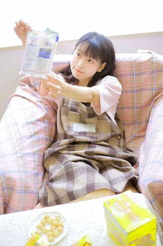 电子钢琴小能手少女活泼青涩大眼灵动清纯生活写真