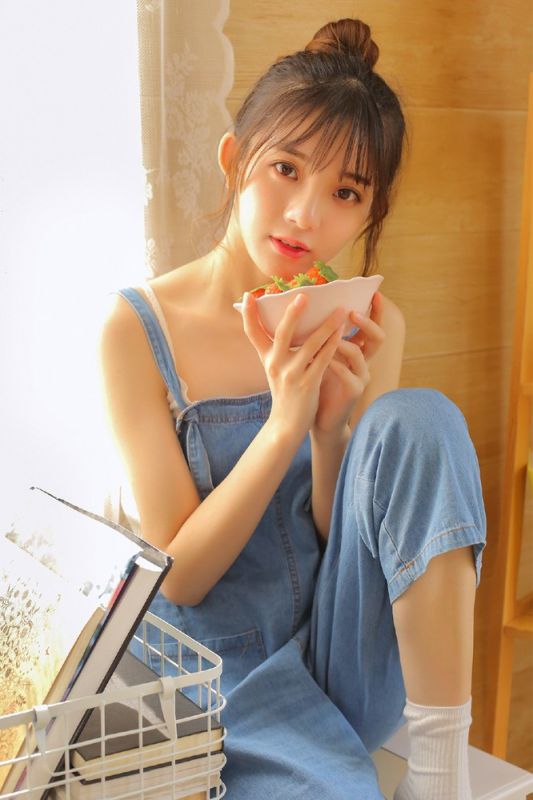 养眼诱人背带裤美女性感私房唯美写真