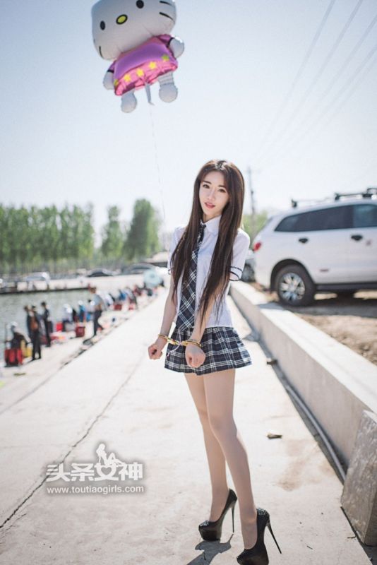 校花公车女神户外制服短裙肉丝长腿性感图片