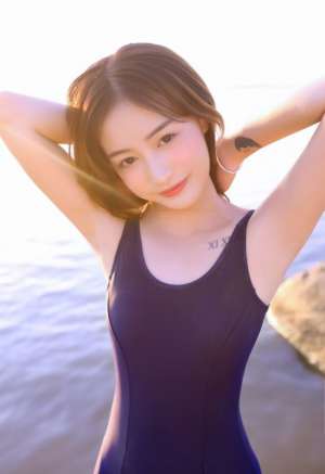 长发美女死库水性感娇姿海边比基尼写真