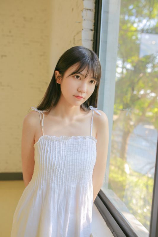 娇小阳光少女妹妹吊带抹胸白裙子性感微乳美足玉腿诱惑写真