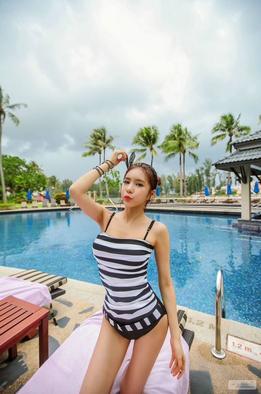 泳装美女模特户外吊带比基尼蜂腰翘臀性感旅拍图