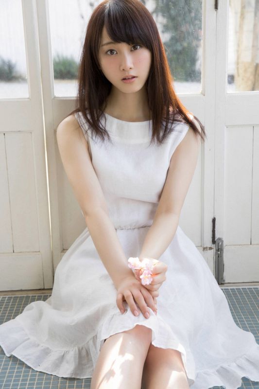 日本清纯美女松井玲奈白色短裙迷人写真
