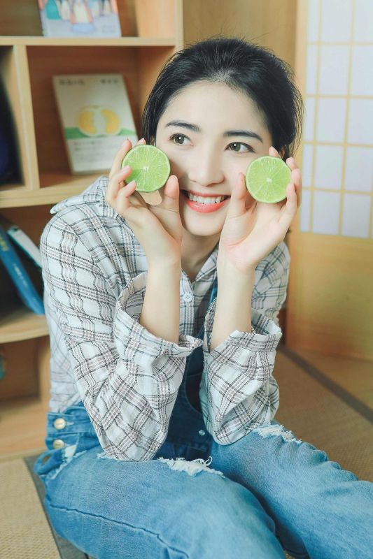 牛仔背带裤青春少女格子衬衫居家长腿性感写真