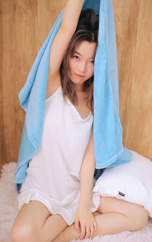 性感长发小仙女吊带内衣美胸乳沟诱惑写真