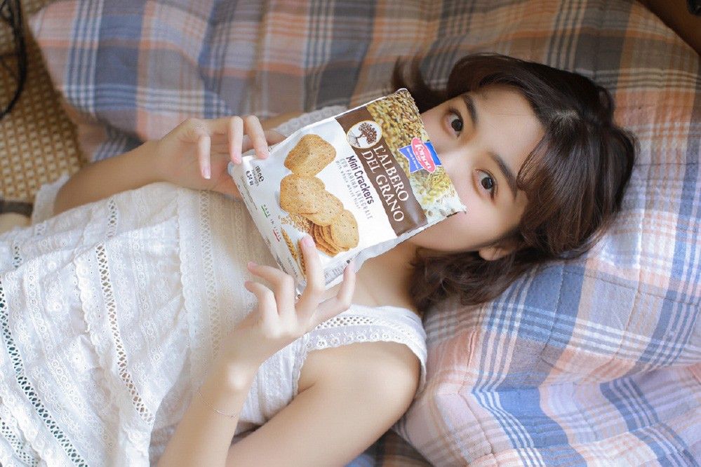 玻璃窗前美色清纯妹妹水嫩脸蛋甜美惹人疼爱居家写真