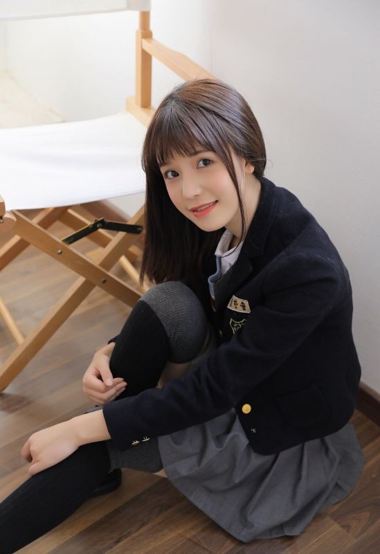 漂亮好看的校花美女性感制服诱惑写真