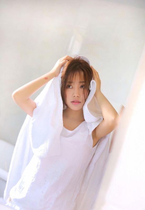 窗台短发美女慵懒小清新早安少女个人写真