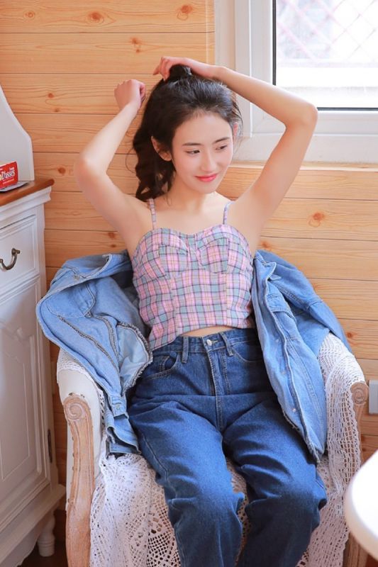 扎马尾的内衣女孩牛仔长裤性感美腿居家诱惑写真