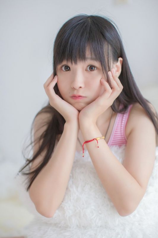 邻家女孩白皙美乳私房漏泄春光乳沟诱惑写真