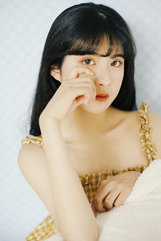 冷艳床上美女露肩吊带内衣养眼清纯风骚大尺度私房图片