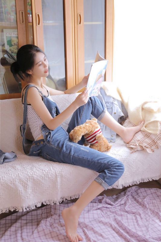 95后青春少女沙发上背带裤吊带脱落性感诱惑写真