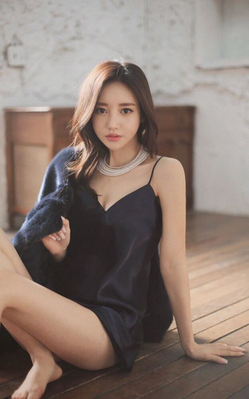 韩国妖娆美女黑丝吊带盘腿而坐性感娇姿人体艺术写真